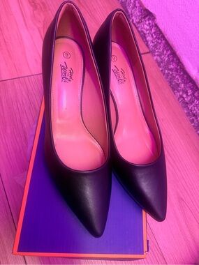 Pointed Toe Black Pumps by